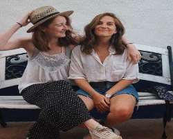 Jessica is bis*xual and was in a relationship with Rebecca Hayes.